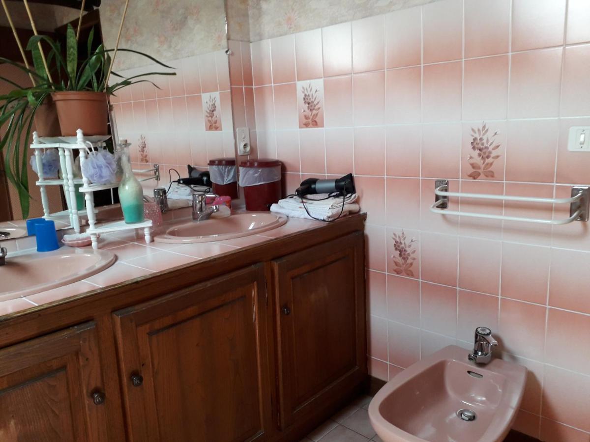 Marcillac-Saint-Quentin Halte Aux Places מראה חיצוני תמונה