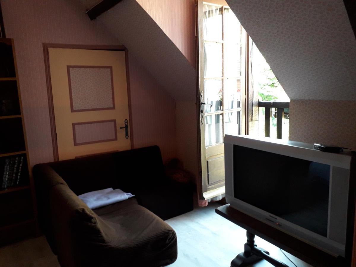 Marcillac-Saint-Quentin Halte Aux Places מראה חיצוני תמונה